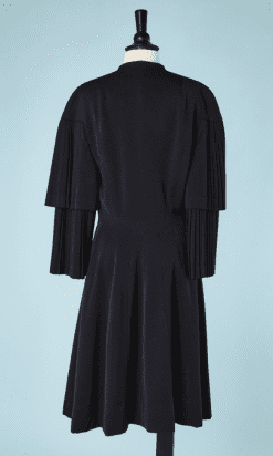 B2634-Manteau-en-lainage-marine-1930-double-cape-plissé-T38-01