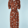 B2650-Robe-1940-en-rayonne-marron-imprimé-ombrelles-blanches-et-noires-T42-01