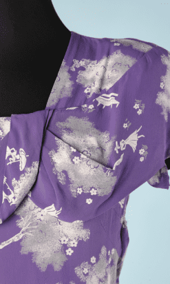 B2662-Robe-longue-1930-en-rayonne-mauve-imprimé-blanc-T3234-01