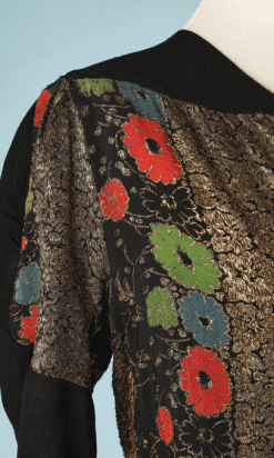 B2664-Robe-longue-1930-en-crêpe-noir-haut-lamé-or-et-fleurs-rouges-vertes-bleues-T46-01