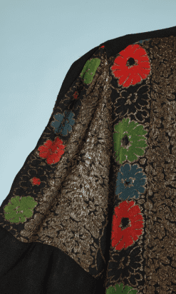 B2664-Robe-longue-1930-en-crêpe-noir-haut-lamé-or-et-fleurs-rouges-vertes-bleues-T46-01