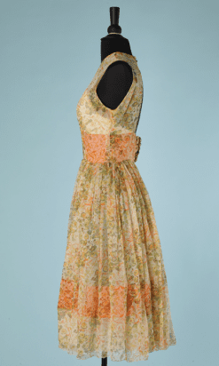 B2685-Robe-1950-sans-manches-en-mousseline-blanche-imprimé-fleurs-fond-de-robe-blanc-gros-grain-T34-01