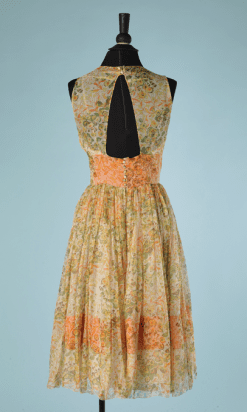 B2685-Robe-1950-sans-manches-en-mousseline-blanche-imprimé-fleurs-fond-de-robe-blanc-gros-grain-T34-01