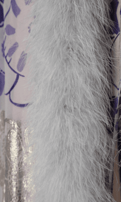 B0798-Manteau-1926-en-mousseline-grise-fleurs-mauves-lamé-argent-col-et-bas-de-manche-en-marabout-gris-t40-01