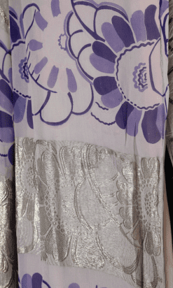 B0798-Manteau-1926-en-mousseline-grise-fleurs-mauves-lamé-argent-col-et-bas-de-manche-en-marabout-gris-t40-01