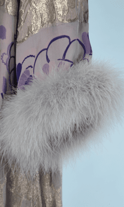 B0798-Manteau-1926-en-mousseline-grise-fleurs-mauves-lamé-argent-col-et-bas-de-manche-en-marabout-gris-t40-01