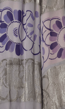 B0798-Manteau-1926-en-mousseline-grise-fleurs-mauves-lamé-argent-col-et-bas-de-manche-en-marabout-gris-t40-01