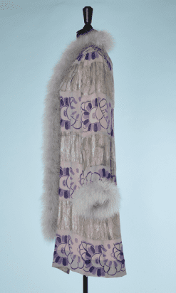 B0798-Manteau-1926-en-mousseline-grise-fleurs-mauves-lamé-argent-col-et-bas-de-manche-en-marabout-gris-t40-01