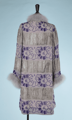 B0798-Manteau-1926-en-mousseline-grise-fleurs-mauves-lamé-argent-col-et-bas-de-manche-en-marabout-gris-t40-01