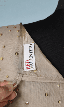 B1023-Robe-Valentino-RED-en-tulle-nude-pailletée-or-et-brodé-de-noeuds-en-perles-t40-42-01