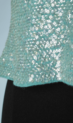 B1025-Pull-sans-manches-1960-en-lainage-bleu-ciel-brodé-de-paillettes-et-perles-t40-01