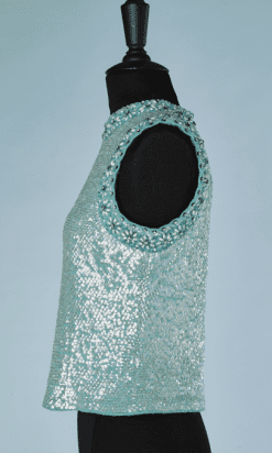 B1025-Pull-sans-manches-1960-en-lainage-bleu-ciel-brodé-de-paillettes-et-perles-t40-01