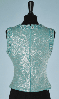 B1025-Pull-sans-manches-1960-en-lainage-bleu-ciel-brodé-de-paillettes-et-perles-t40-01