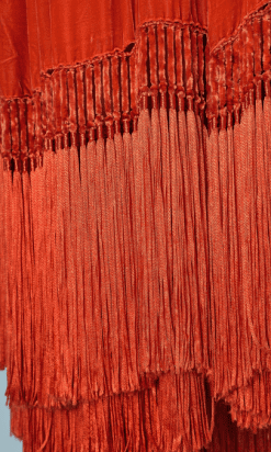 B1257-Cape-en-velours-de-soie-orange-et-longues-franges-en-soie-01