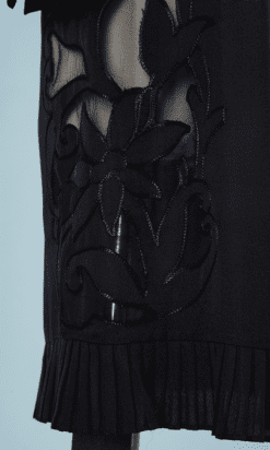 B1498-Manteau-1930-en-crêpe-marine-découpes-fleuries-sur-les-côtés-t40-01