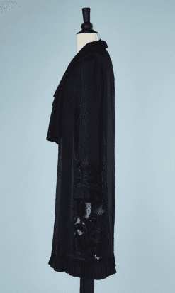 B1498-Manteau-1930-en-crêpe-marine-découpes-fleuries-sur-les-côtés-t40-01