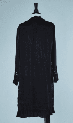 B1498-Manteau-1930-en-crêpe-marine-découpes-fleuries-sur-les-côtés-t40-01