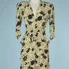 B1619-Robe-1940-en-crêpe-jaune-imprimé-fleurs-noires-t34-01
