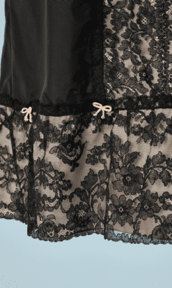 B1971-Jupon-1950-en-nylon-noir-et-dentelle-fond-rose-T42-01