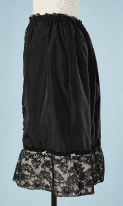 B1971-Jupon-1950-en-nylon-noir-et-dentelle-fond-rose-T42-01