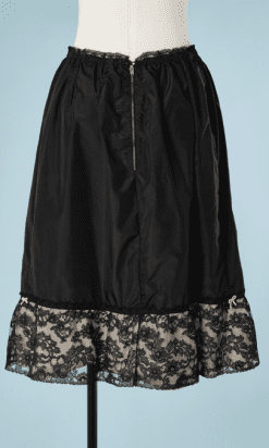 B1971-Jupon-1950-en-nylon-noir-et-dentelle-fond-rose-T42-01
