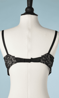 B1972-Soutien-gorge-1950-en-dentelle-noir-et-voile-de-nylon-01
