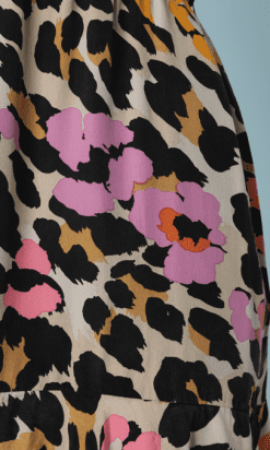 B2137-Robe-1980-en-soie-imprimée-panthère-et-imprimé-fleurs-oranges-et-roses-Jean-Louis-Scherrer-t36-01
