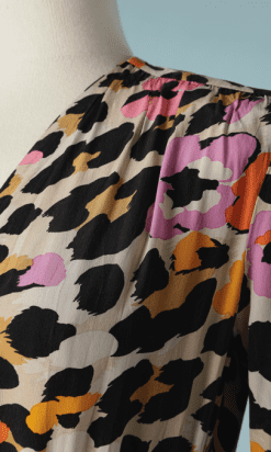 B2137-Robe-1980-en-soie-imprimée-panthère-et-imprimé-fleurs-oranges-et-roses-Jean-Louis-Scherrer-t36-01