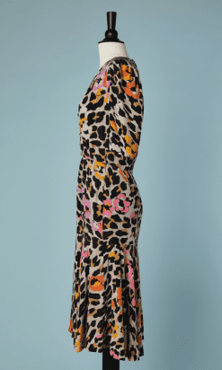 B2137-Robe-1980-en-soie-imprimée-panthère-et-imprimé-fleurs-oranges-et-roses-Jean-Louis-Scherrer-t36-01