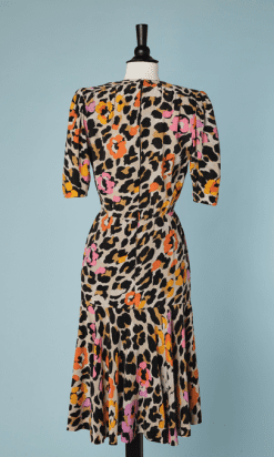 B2137-Robe-1980-en-soie-imprimée-panthère-et-imprimé-fleurs-oranges-et-roses-Jean-Louis-Scherrer-t36-01