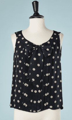 B2201-Chemisier-Chanel-sans-manches-en-soie-marine-à-pois-blancs-t36-01