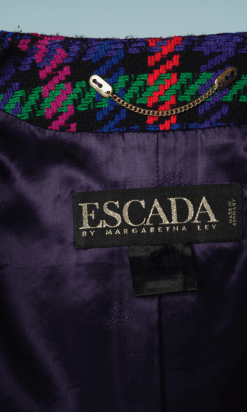 B2249-Tailleur-en-lainage-tissé-carreaux-bleu-vert-rose-et-velours-Escada-T34-01