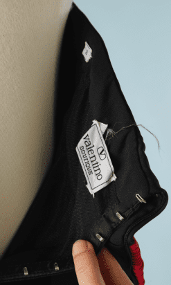 B2250-Robe-bustier-en-crêpe-de-soie-noir-plastron-plissé-rouge-Valentino-T36-01