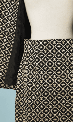 B2251-Tailleur-Christian-Dior-en-lainage-noir-brodé-beige-doré-T40-01