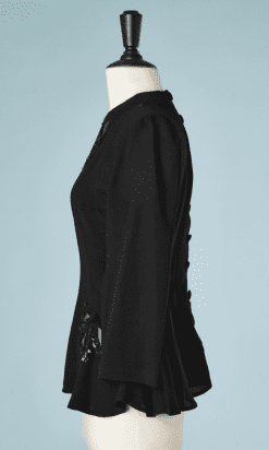 B2446-Tunique-1940-en-crêpe-noire-incrutée-de-tulle-et-noeud-en-paillettes-t38-01