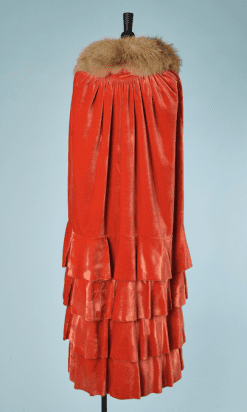B2461-Cape-1930-en-velours-de-soie-orange-4-volants-col-en-fourrure-T36-38-01
