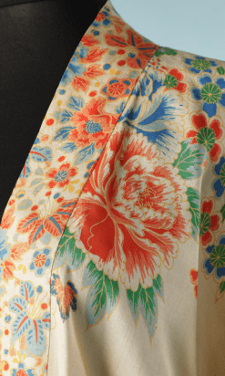 B2466-Kimono-1930-en-soie-ivoire-imprimé-asiatique-fleurs-TU-01