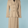 B2510-Tailleur-1940-en-lainage-beige-série-de-boutons-boucle-cuir-T4244-01