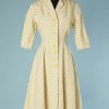 B2741-Robe-manteau-en-reps-blanc-à-pois-jaune-1950-T36-01