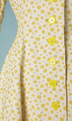 B2741-Robe-manteau-en-reps-blanc-à-pois-jaune-1950-T36-01