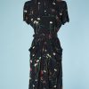 B2824-Robe-1940-en-crêpe-marine-fleurs-rouges-écrus-T38-01