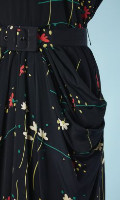 B2824-Robe-1940-en-crêpe-marine-fleurs-rouges-écrus-T38-01