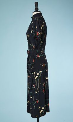 B2824-Robe-1940-en-crêpe-marine-fleurs-rouges-écrus-T38-01