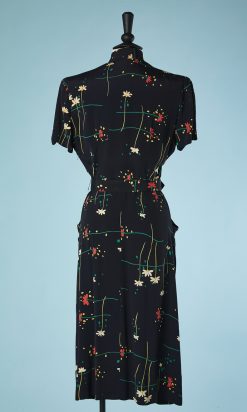 B2824-Robe-1940-en-crêpe-marine-fleurs-rouges-écrus-T38-01