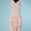 B2825-Robe-longue-1930-en-soie-blanche-fleurs-roses-mauves-beige-volants-côté-T40-01