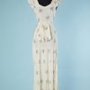 B2829-Robe-longue-1930-en-soie-blanche-bouquets-de-feuilles-et-fleurs-T38-01