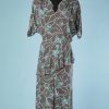 B2848-Robe-1940-en-rayonne-grise-bouquets-de-fleurs-roses-bleus-vets-blancs-T46-48-01