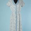 B2853-Robe-1950-en-lin-bleu-ciel-brodé-blanc-T36-07