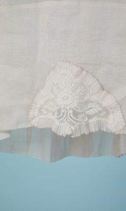 B2890-Robe-1925-en-organza-rose-pâle-broderies-fleurs-dentelles-T46-01