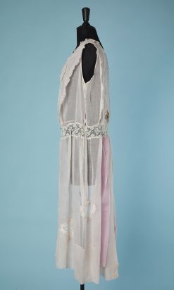 B2890-Robe-1925-en-organza-rose-pâle-broderies-fleurs-dentelles-T46-01